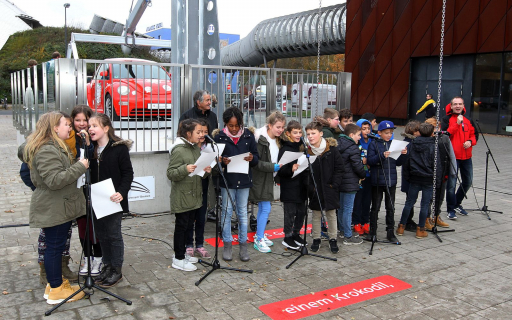 Wir singen das Hebelgesetz: Die Kinder der Oberschule Helgolander Straße unter der Anleitung von Youtuber DorFuchs