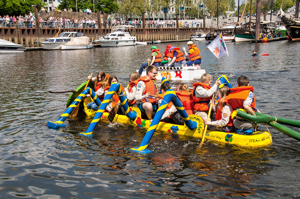 Mit selbstgebauten Schwimmkörpern behaupten sich die Teilnehmer am 26. Mai bei dem Vegesacker Pappbootregatta 