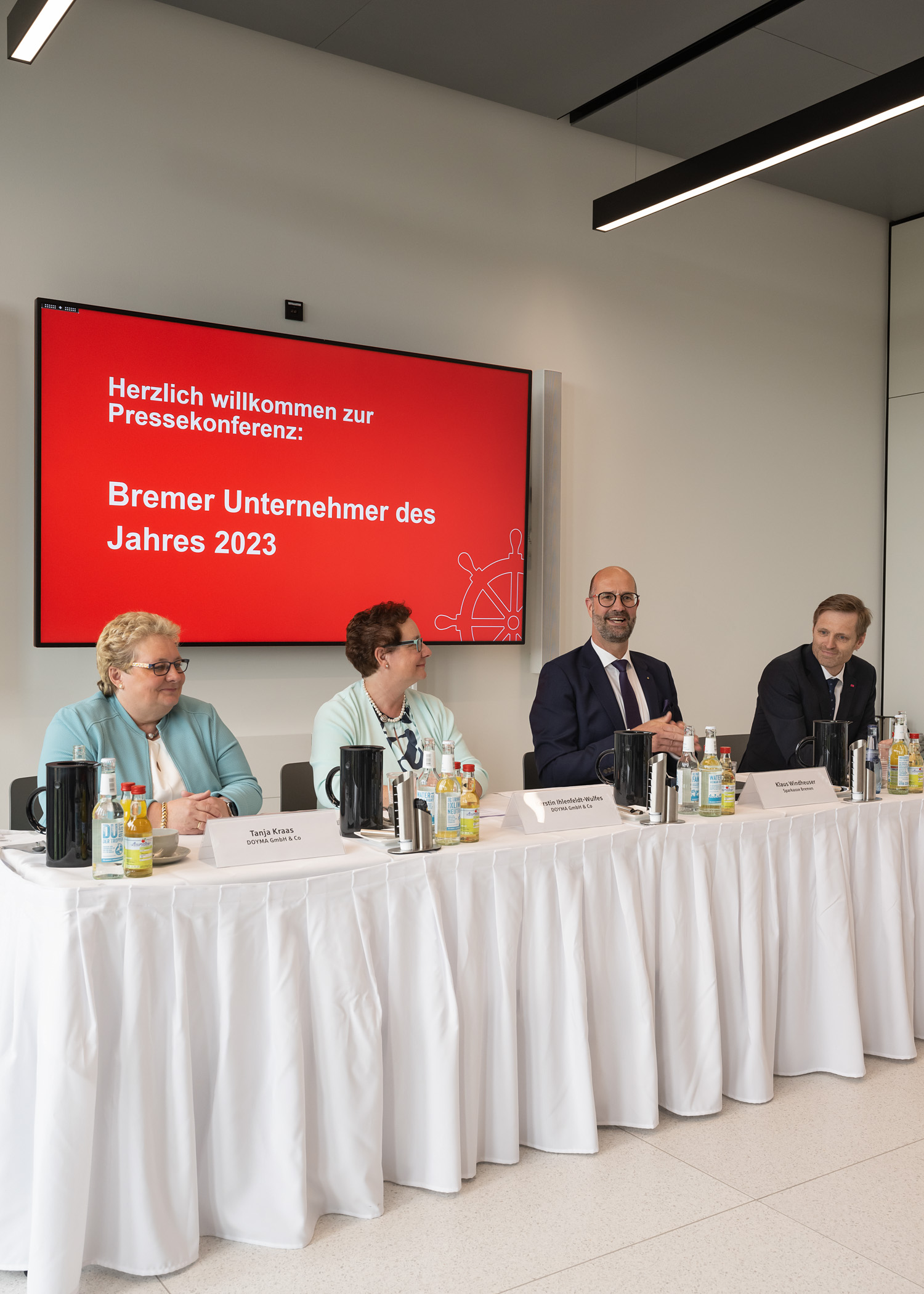 Ein Bild der Pressekonferenz mit Klaus Windheuser, Michael Kleine und den Geschäftsführerinnen der Doyma GmbH & Co.
