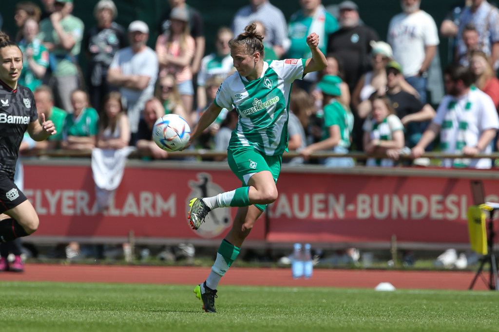 Spielerin des SV Werder Bremen nimmt einen Ball an